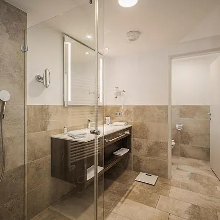 Hotel Norica - Thermenhotels Gastein Mit Dem Bademantel Direkt In Therme